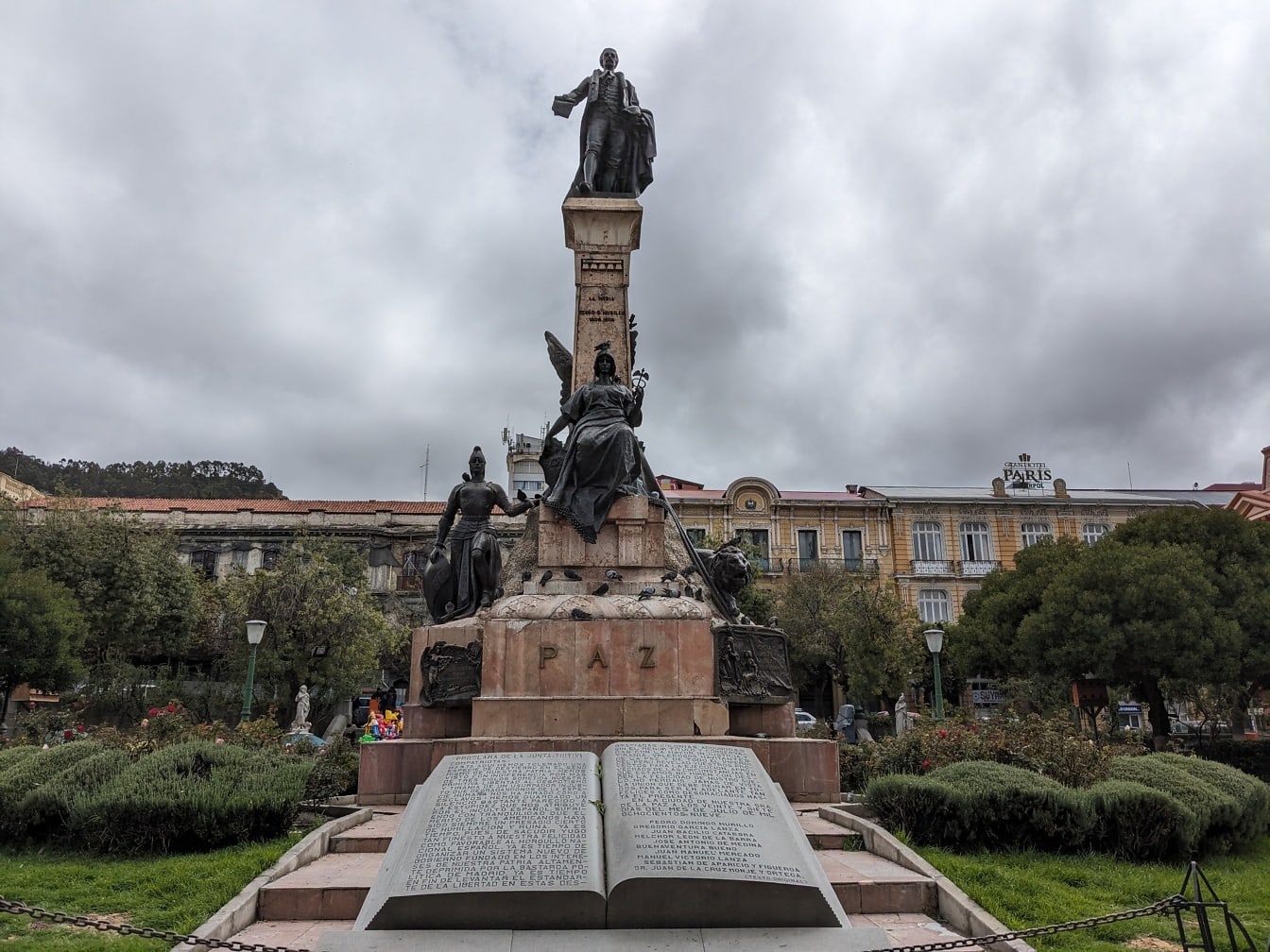 Statue av en Pedro Domingo Murillo på en sokkel i en park i La Paz by