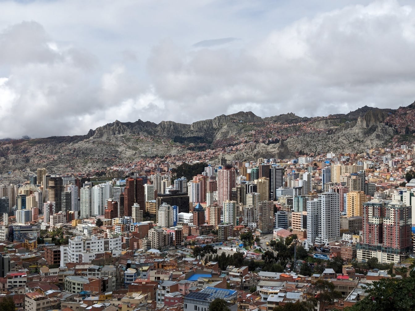 ボリビアの近代的な大都市のパノラマビュー