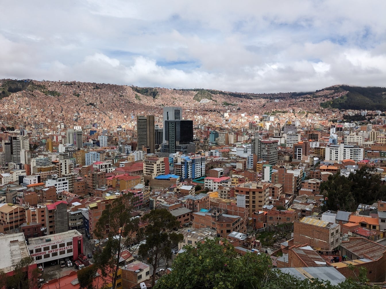 Pemandangan kota panorama Mirador Killi Killi dengan kota La Paz di Bolivia dengan banyak bangunan