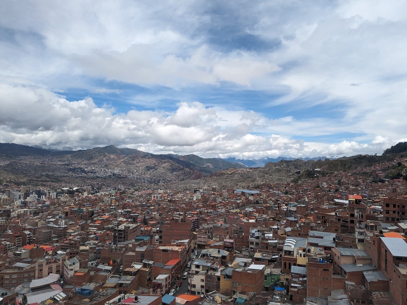 Πανόραμα της πόλης Λα Παζ στη Βολιβία με πολλά κτίρια και βουνά στο βάθος