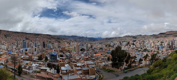 Flyg- panorama över staden La Paz i Bolivia med Illimani berget i bakgrunden