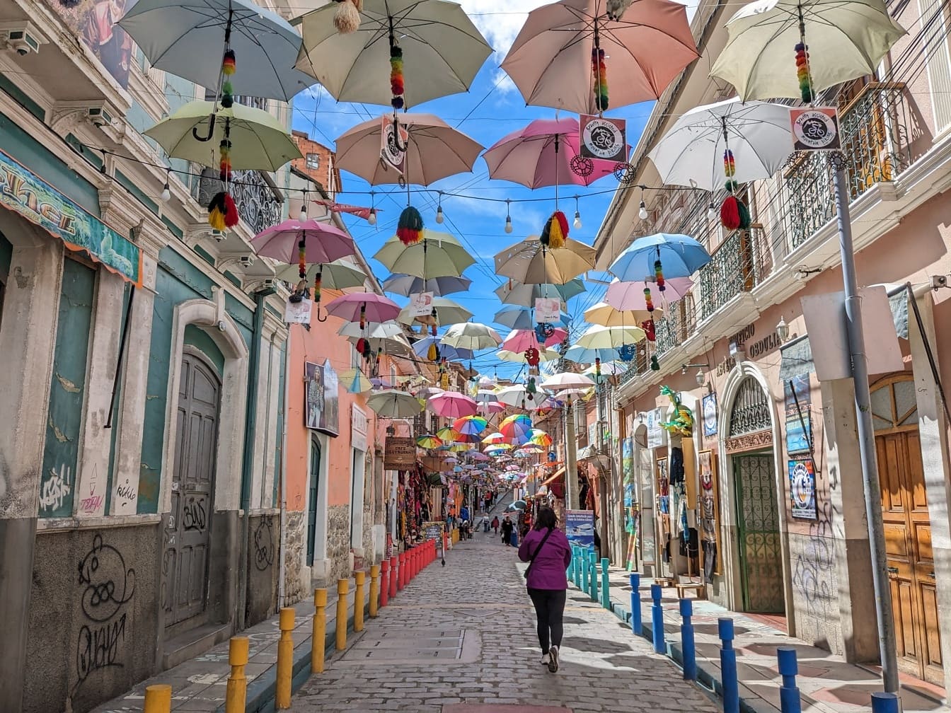 Utca színes napernyőkkel lóg, híres turisztikai attrakció