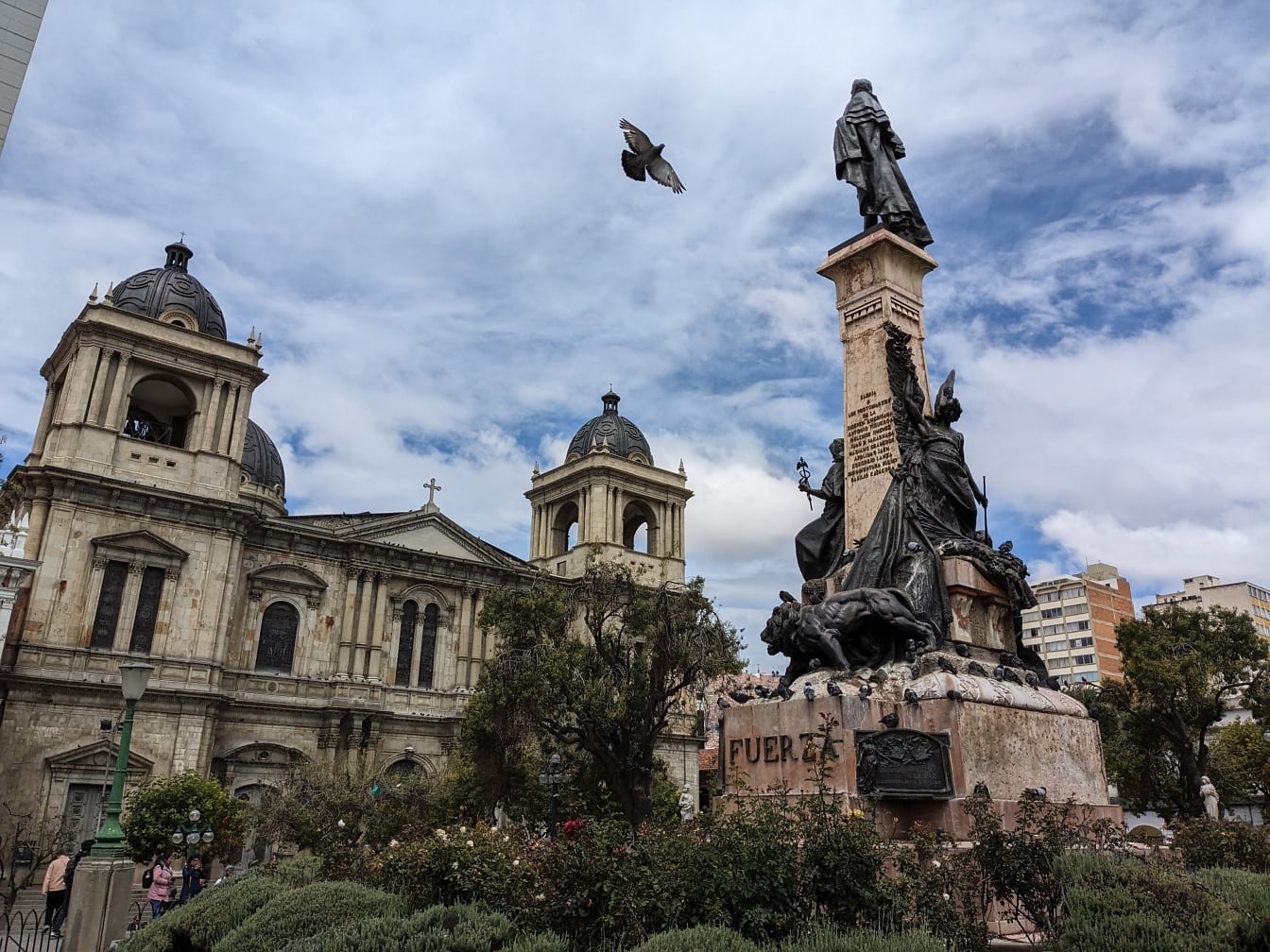 Statuie în piața Murillo din orașul La Paz din Bolivia, în fața unei bazilici a Maicii Domnului a Păcii