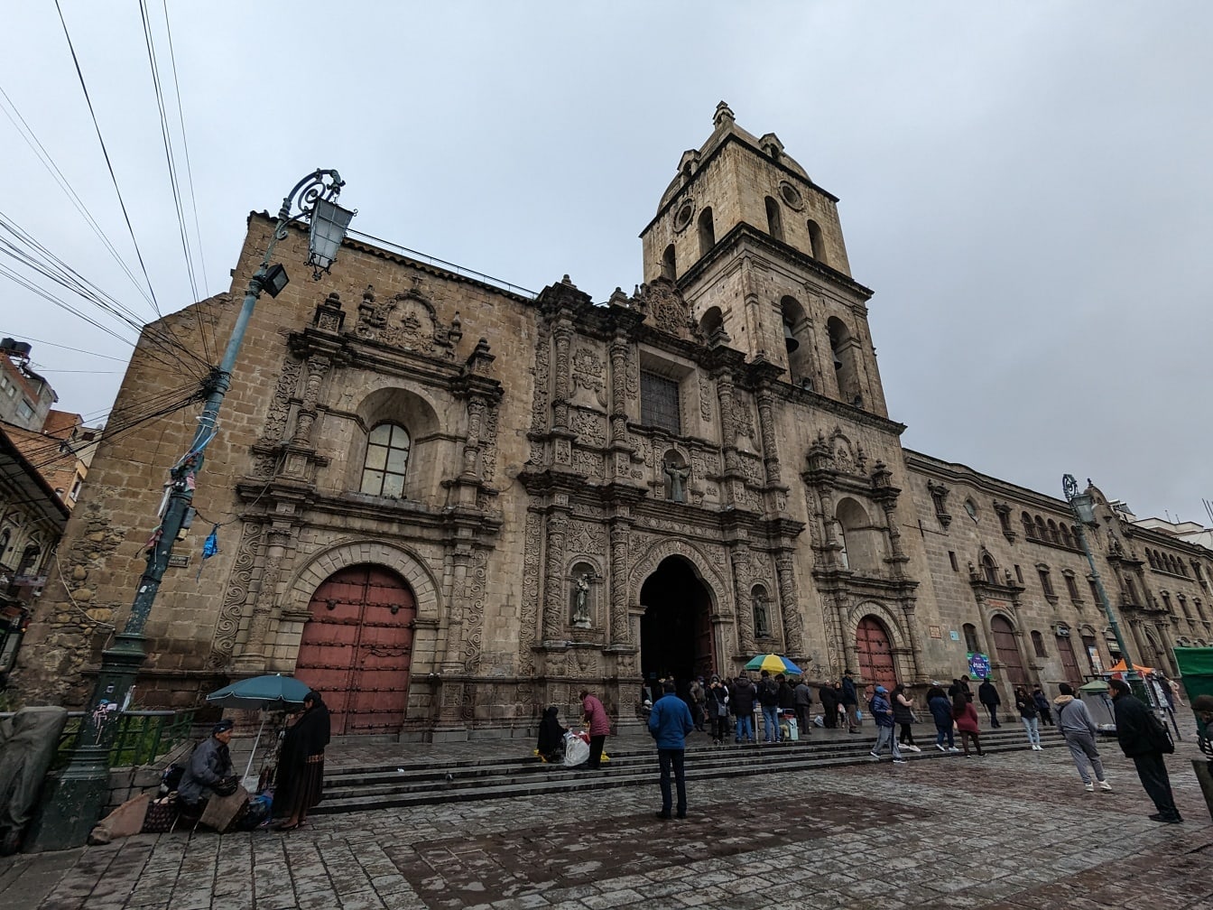 Pessoas fora de uma basílica de São Francisco na cidade de La Paz na Bolívia