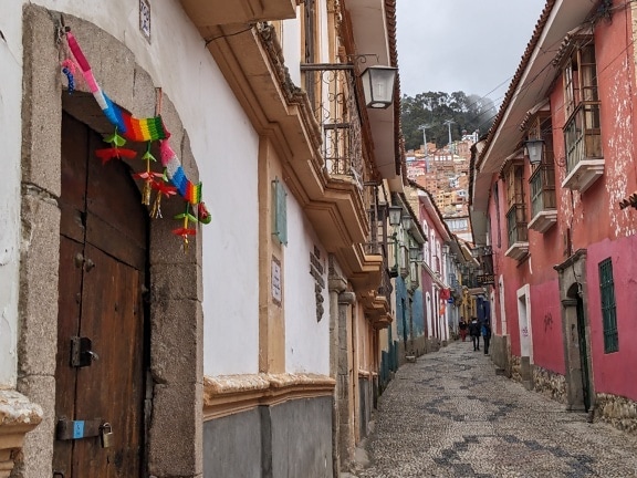 Keskeny utca régi színes házakkal La Paz városában, Bolíviában