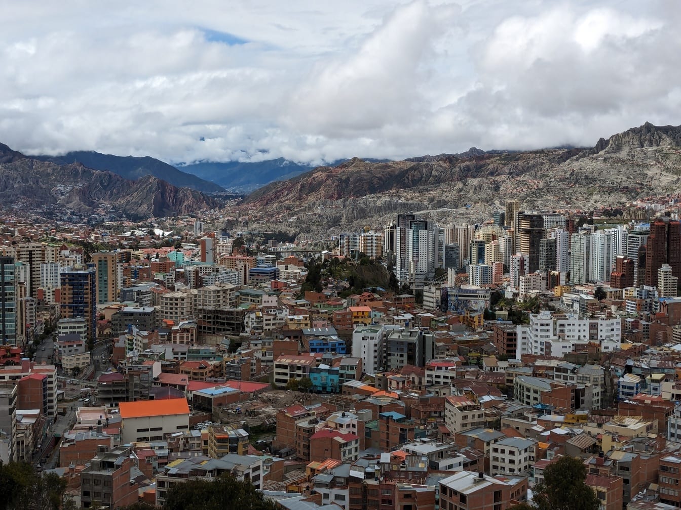 Panoramaudsigt over mange bygninger i La Paz by i Bolivia