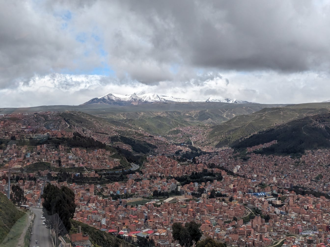 Panorama över La Paz stad i en dal med berg i bakgrunden