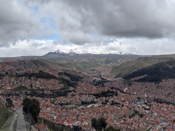 Arka planda dağların olduğu bir vadide La Paz şehrinin panoraması