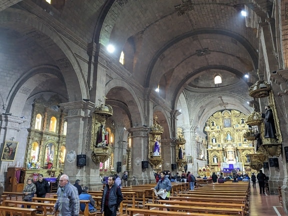 Basiliek van Sint Franciscus met veel mensen die in de kerkbanken zitten