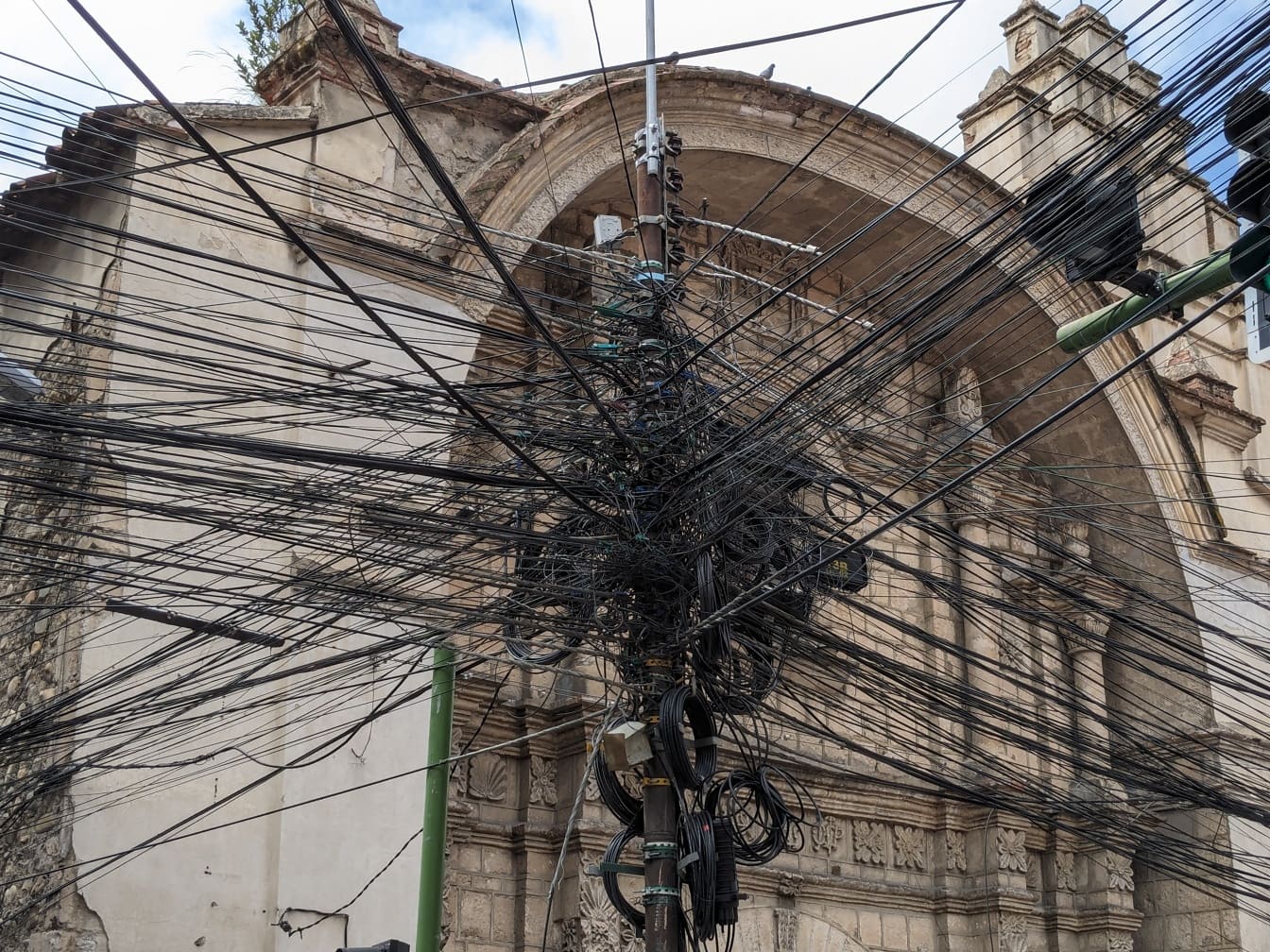 Veel draden en verwarde kabels op een straatpaal