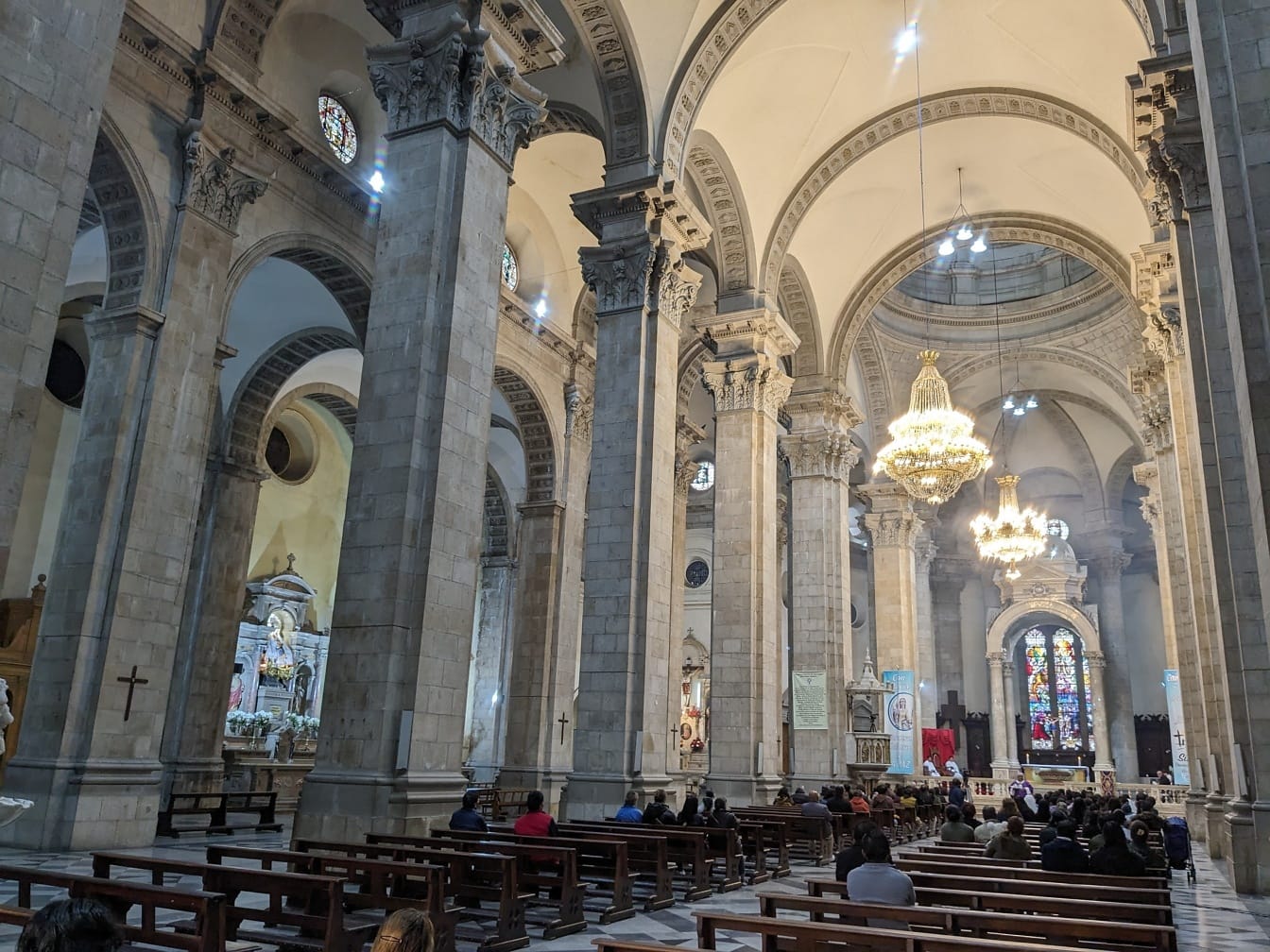 Interiorul catedralei bazilicii Maicii Domnului a Păcii, numită și Catedrala La Paz