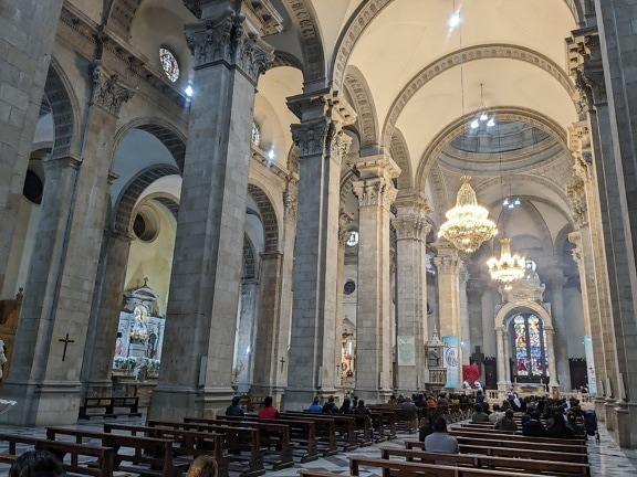 Интериор на катедралната базилика на Дева Мария на мира, наричана още катедралата Ла Пас