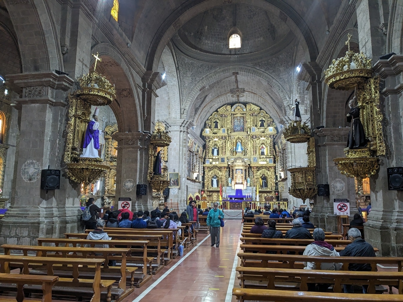 Bolivijci na mši v bazilice svatého Františka