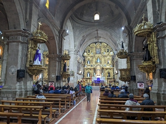 Bolivianos na missa em uma Basílica de São Francisco