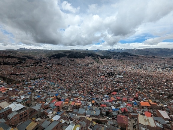 Het panorama van de stad met vele gebouwen en bergen