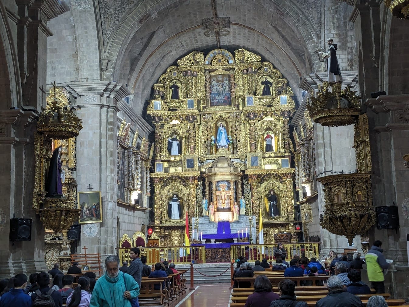 Mensen bij liturgische Massa in Sint Franciscusbasiliek