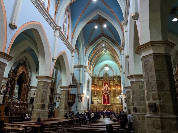 Interiøret i kirken San Jose av Recoleta