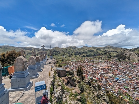 Tepenin üstünde mezarlık bulunan Calvary Tepesi’nden şehir manzarası manzarası