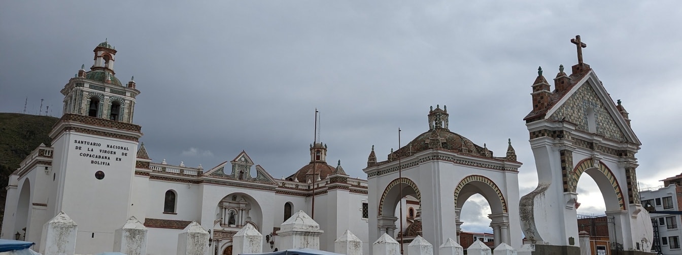 Bolivian Copacabanan Neitsyt Marian basilikan majesteettinen ulkopinta, jossa on kupoli ja kaaret