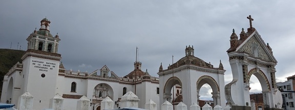 Majestetisk eksteriør av basilikaen Vår Frue av Copacabana i Bolivia med en kuppel og buer