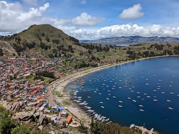 玻利维亚城市景观和科帕卡巴纳海滩的全景照片