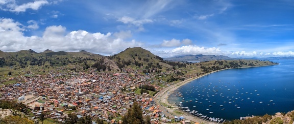 Panorama da praia de Copacabana no lago Titicaca na Bolívia