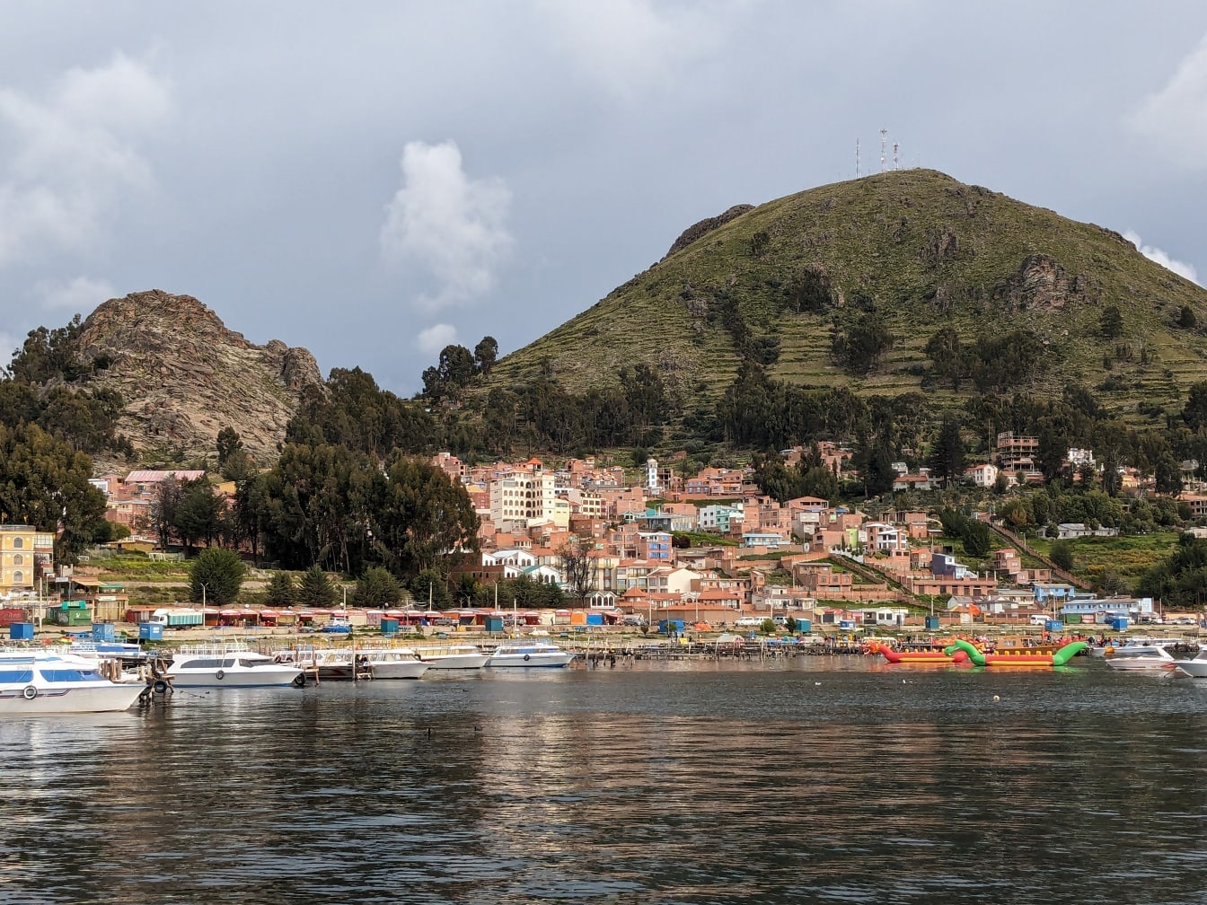 Panorama van toeristische stad Copacabana op meer Titicaca in Bolivië
