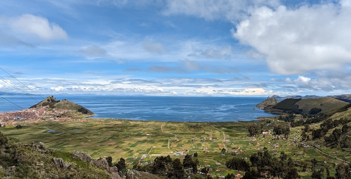 Πανόραμα της λίμνης Titicaca στην Κοπακαμπάνα στα βουνά των Άνδεων στη Βολιβία