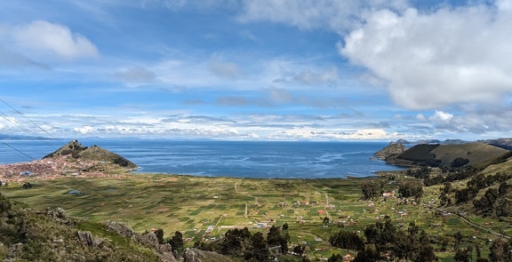 Panorama del lago Titicaca en Copacabana en la cordillera de los Andes en Bolivia