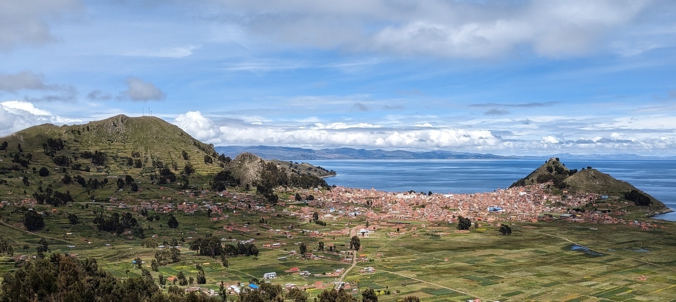 玻利维亚拉巴斯市全景图，背景是喀喀湖