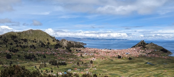 Panoráma a bolíviai La Paz városáról a Titicaca-tóval a háttérben