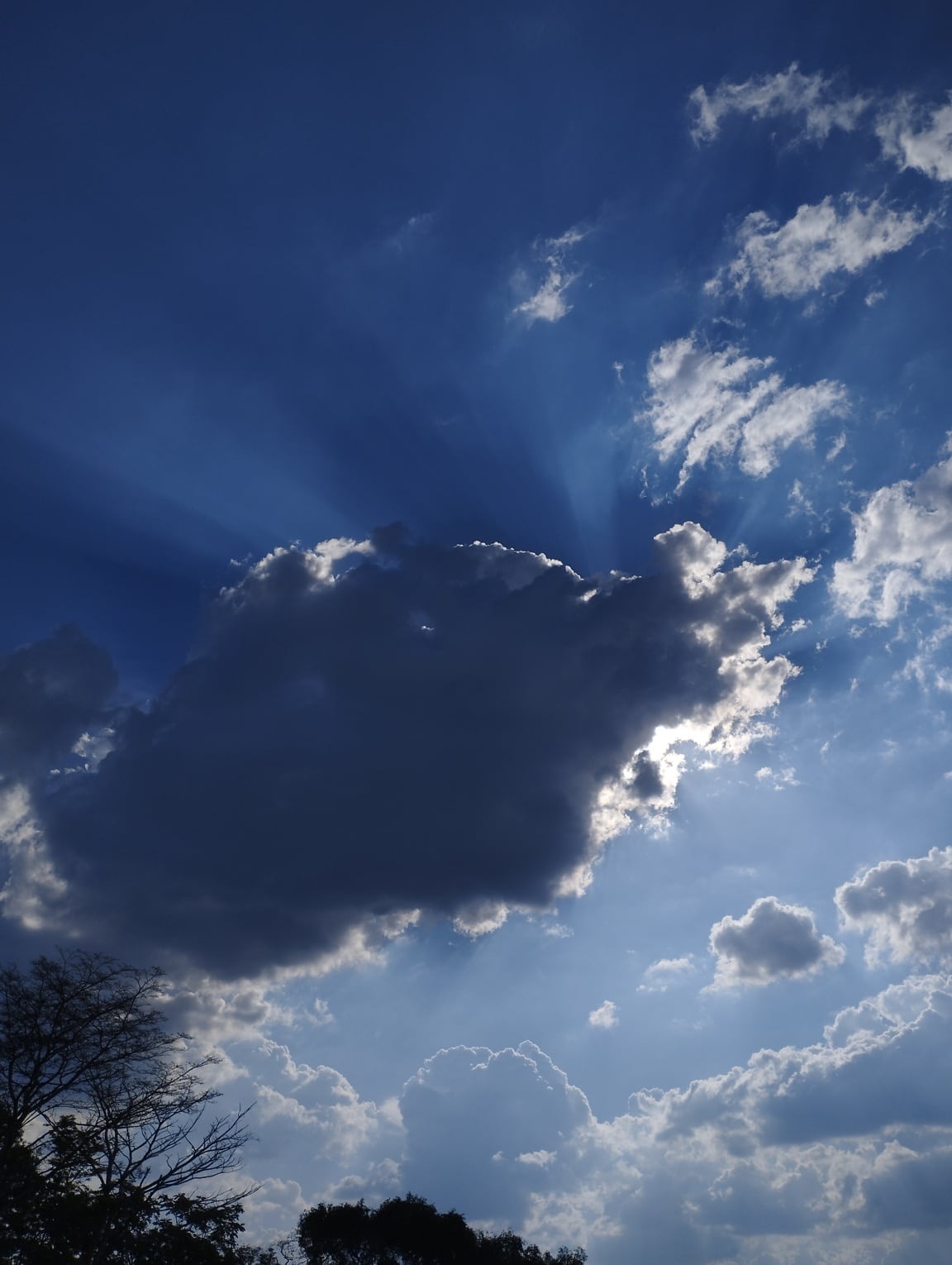 Hình ảnh miễn phí: Mặt trời chiếu qua những đám mây xanh thẫm trên bầu trời