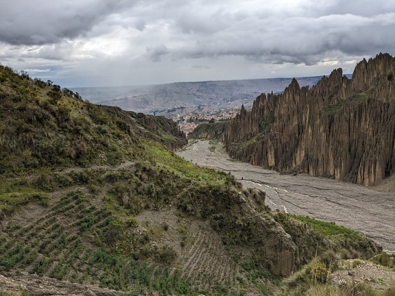 Leito seco do rio através de um vale das Almas com densas formações rochosas