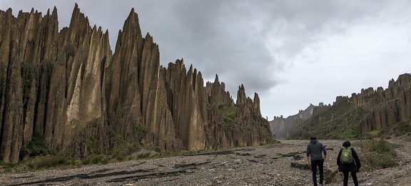 Πεζοπόροι που περπατούν στην κοιλάδα των ψυχών περιτριγυρισμένοι από ψηλούς και απότομους βράχους