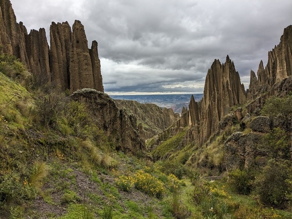 Éles és magas sziklák a lelkek völgyét körülvevő Bolívia természeti parkjában