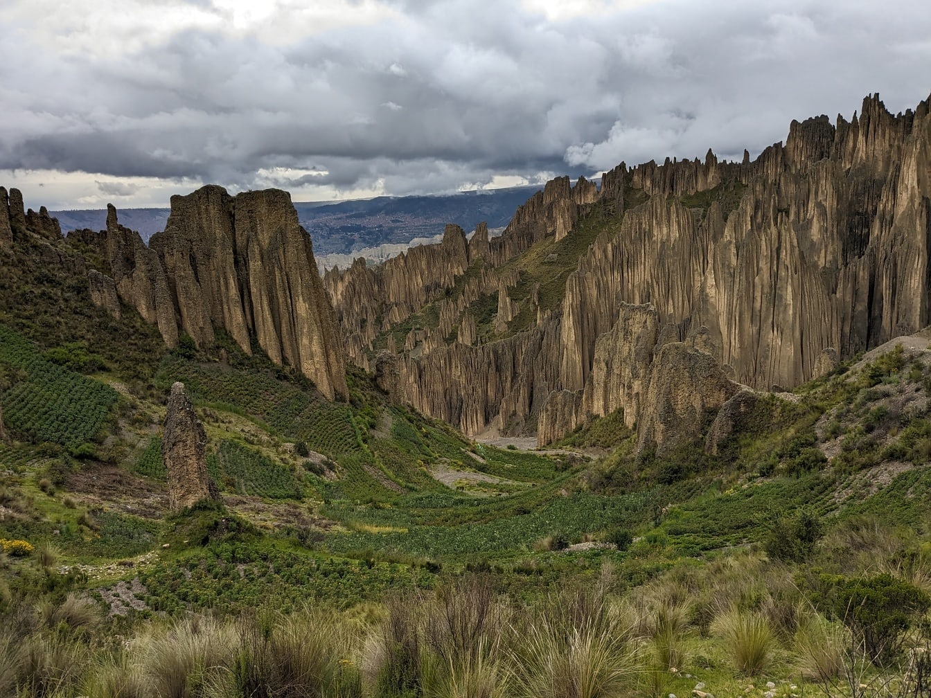 Sziklás hegyek magas sziklákkal a Lelkek völgyében, a bolíviai természeti parkban
