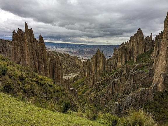 Felsige Berge mit scharfen Klippen im Tal der Seelen in Bolivien