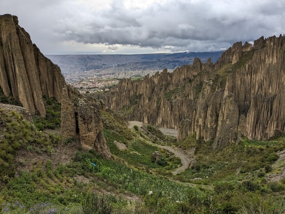 Panoramatický pohľad na údolie duší so skalnatými horami v Bolívii