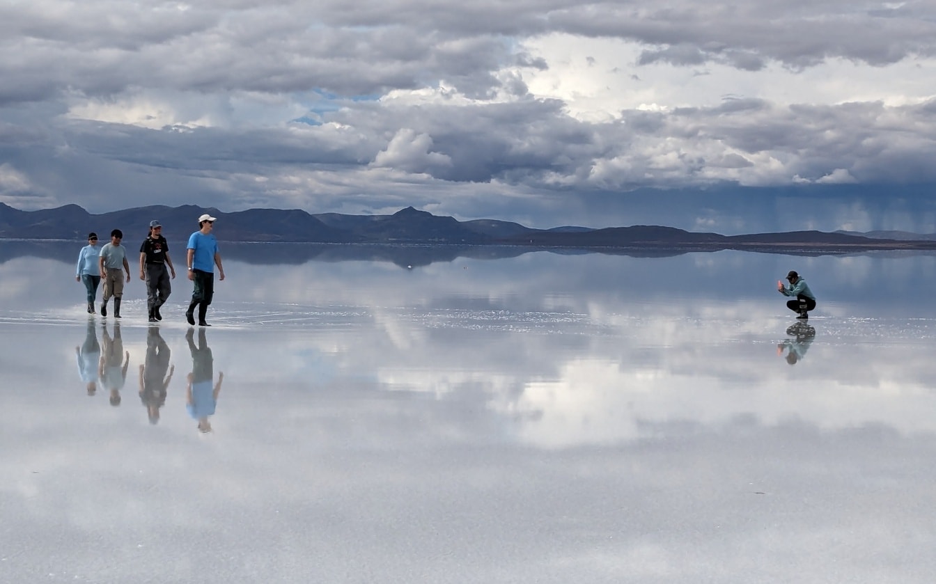 Άνδρες περπατούν στην επιφάνεια του νερού στο διαμέρισμα της αλμυρής λίμνης