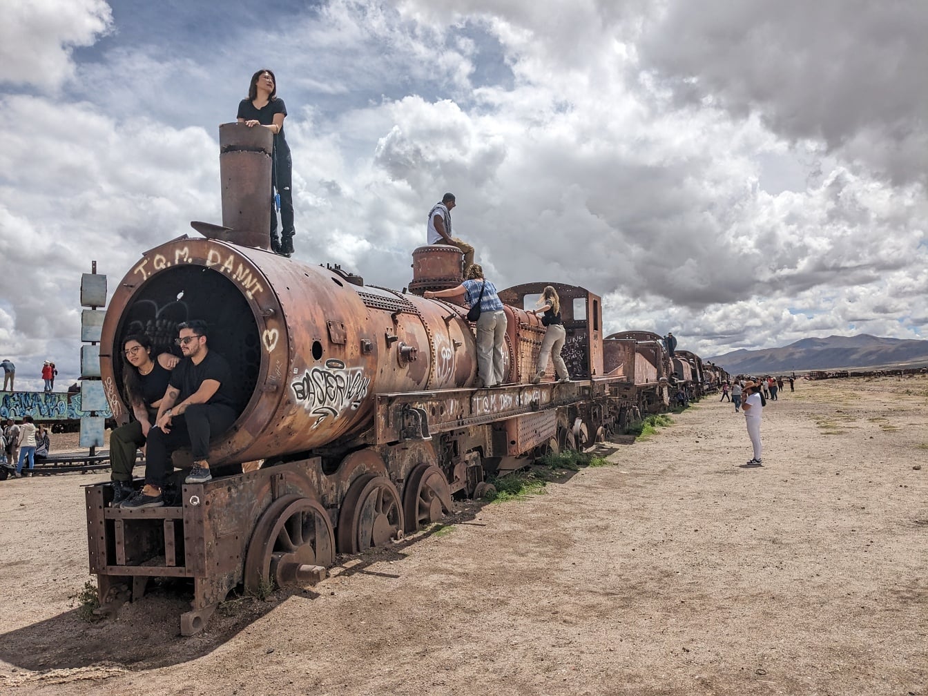 Turisti u zahrđalom vlaku napuštenom u pustinji na mjestu poznatom kao željezničko groblje