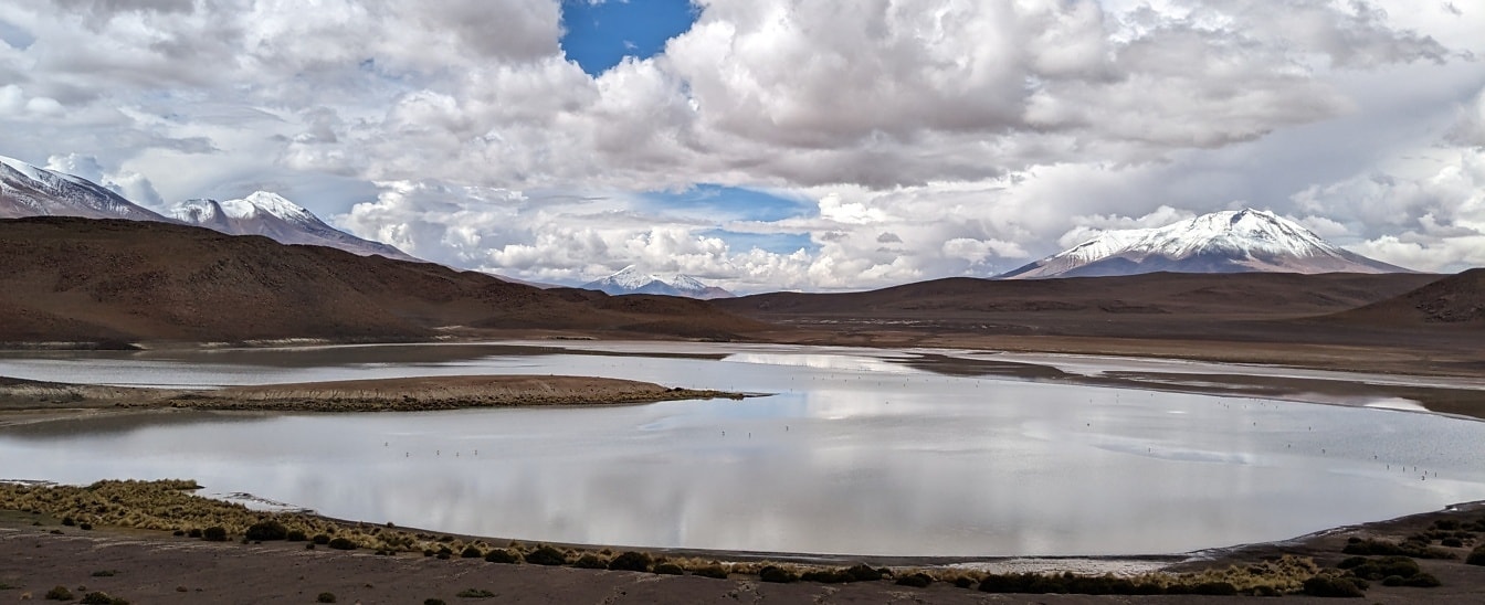 Paisagem do lago Honda no planalto do Altiplano na reserva natural na Bolívia