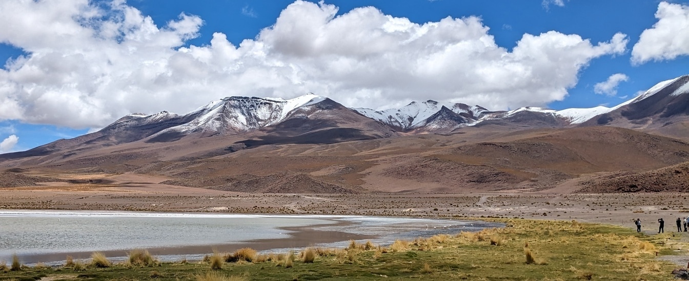 볼리비아 Salar de Uyuni 국립 공원의 산과 물이 있는 풍경