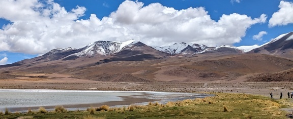Maisema vuorineen ja vesineen Salar de Uyunin kansallispuistossa Boliviassa