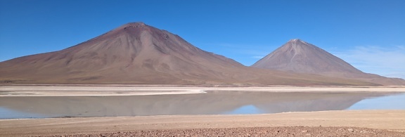 ボリビア南西部の高地塩湖、ラグナベルデの風景