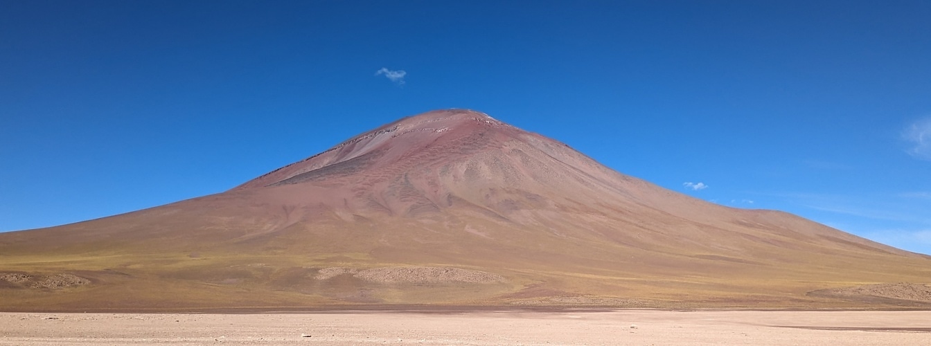 Suchá hora s modrou oblohou v bolivijské poušti