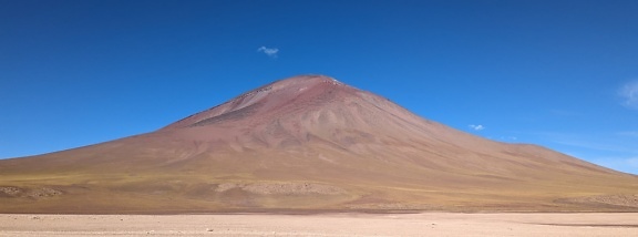 Montagna asciutta con un cielo blu nel deserto boliviano