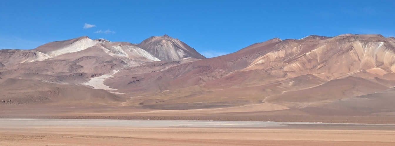Ørkenlandskap på Altiplano-platået med fjell i det vest-sentrale Sør-Amerika