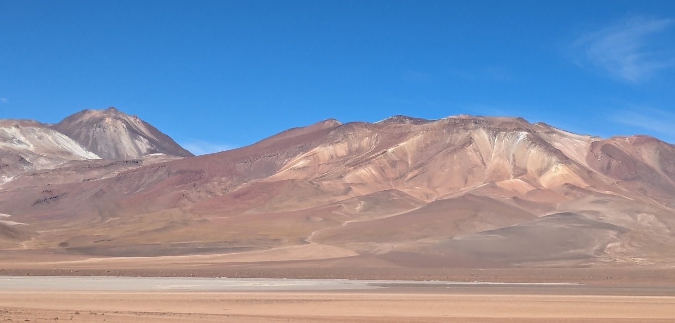 ボリビアのアタカマ砂漠の山々のある砂漠の風景