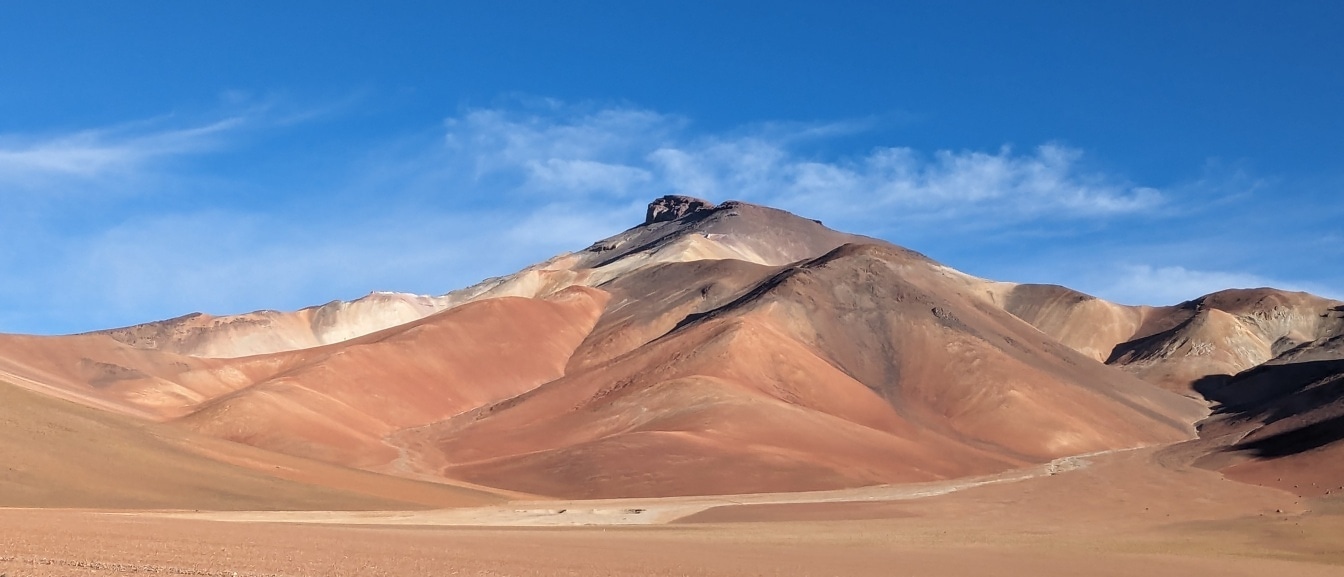 Berg in trockener Wüste auf dem Altiplano-Plateau in Bolivien