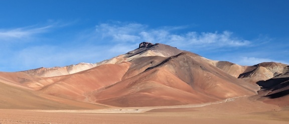 ボリビアのアルティプラーノ高原の乾燥した砂漠の山